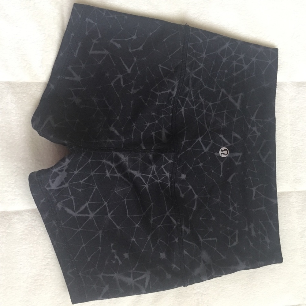 LULULEMON SHORTS size Small
